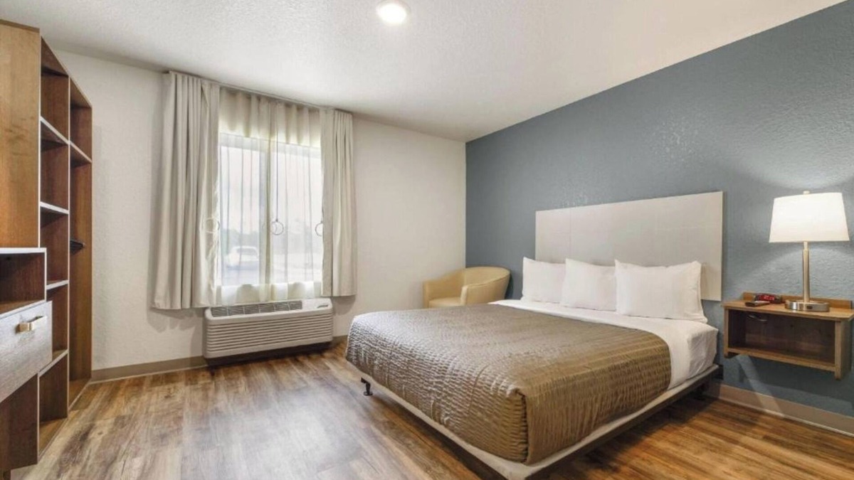 Newnan Hotel | Budget-Friendly 3 Room Stay w/King or Queen Bed Near Local Attractions