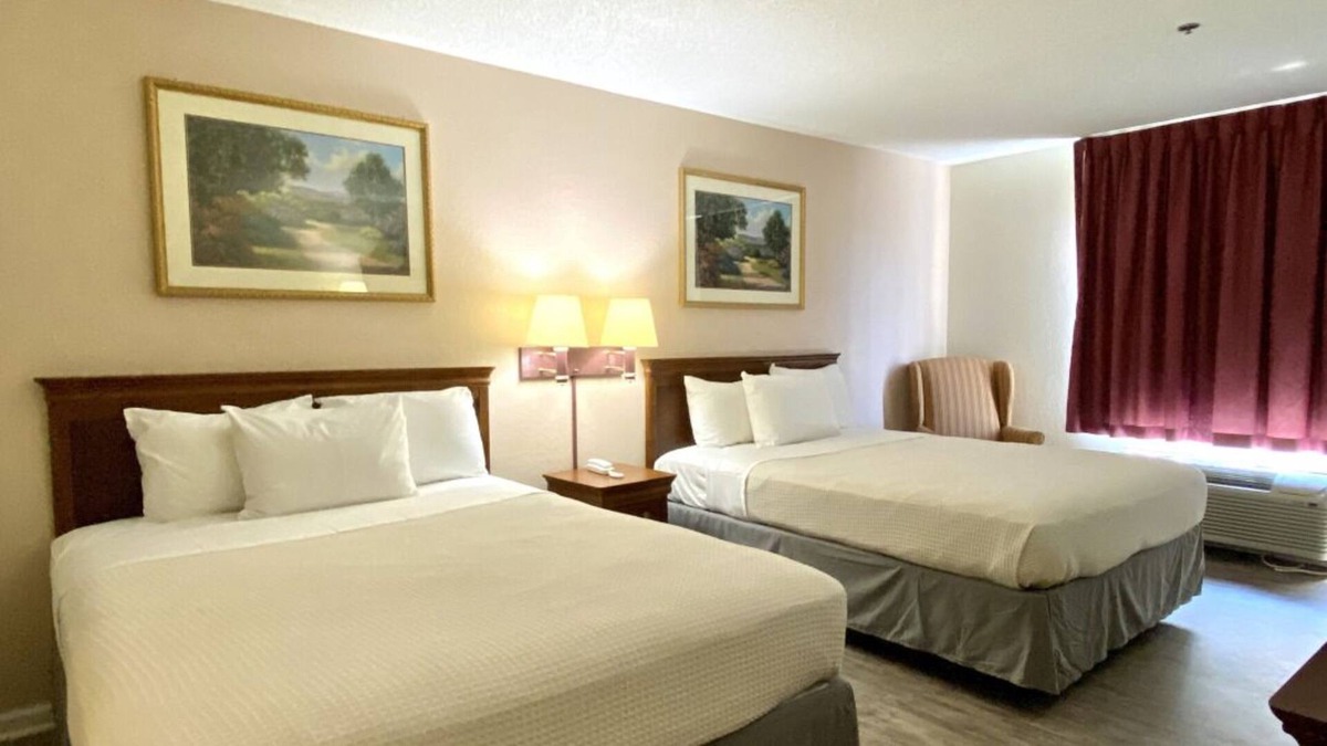 Mount Vernon House | Budget-Friendly Accommodations Near Riverbend Park! Free Breakfast & Parking