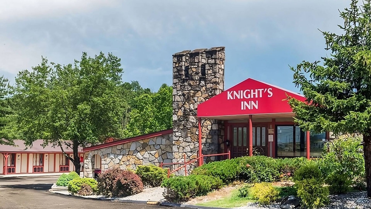 Summit Hotel | Budget-friendly Accommodation at Knights Inn Ashland! Onsite Pool, Free Parking!
