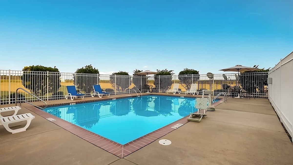 Saint Landry Hotel | Budget-Friendly Accommodations in Knights Inn Bunkie! Pool, Free Parking