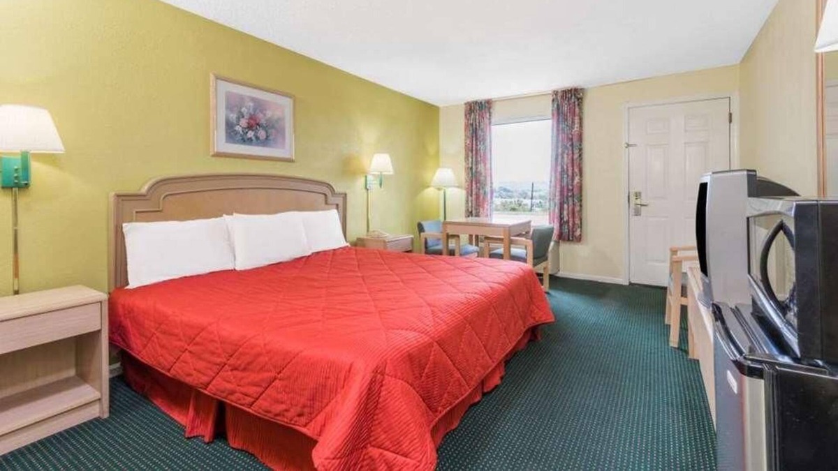 Berea House | Budget-friendly Accommodation at Knights Inn Berea! Pets Allowed, Free Breakfast