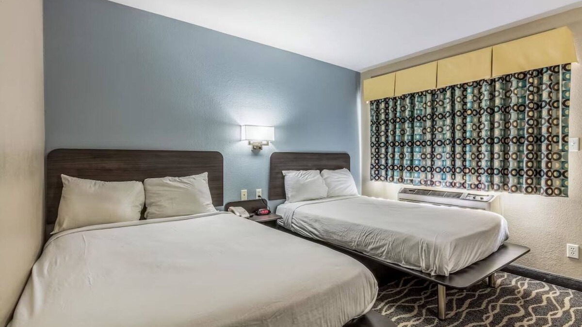 West Memphis Hotel | Budget-Friendly Base for Exploring | 2 Relaxing Rooms For Family Stay