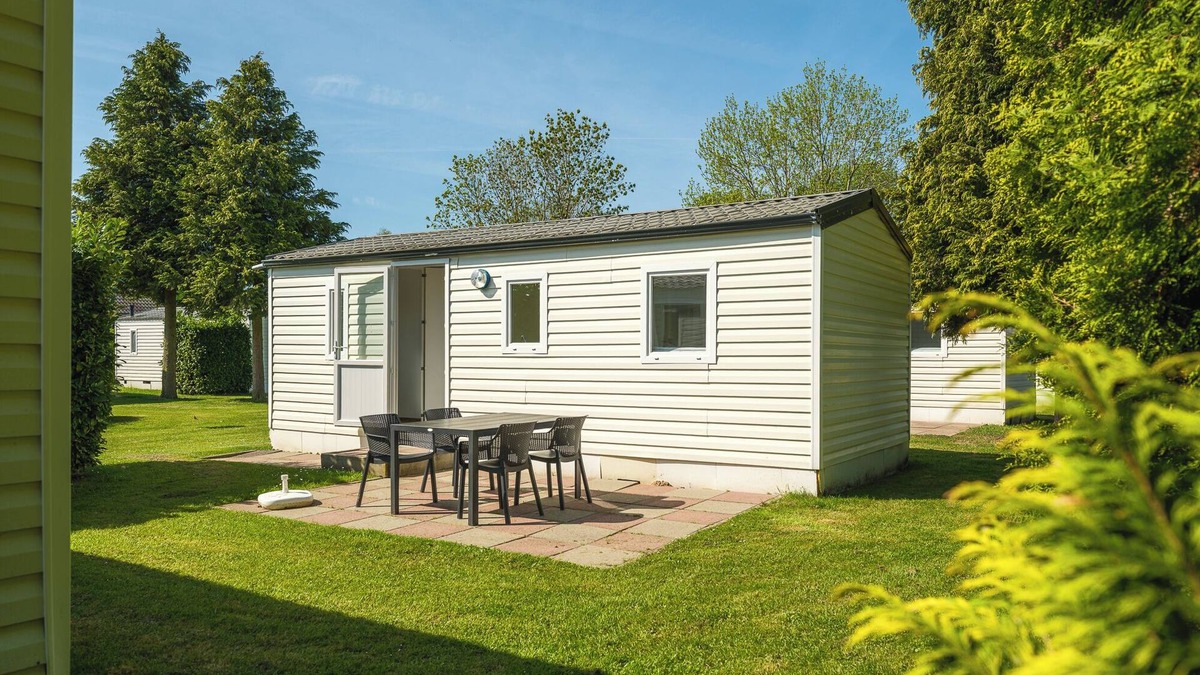 Terwolde House | Budget-friendly mobile home for 4 people, simply furnished.