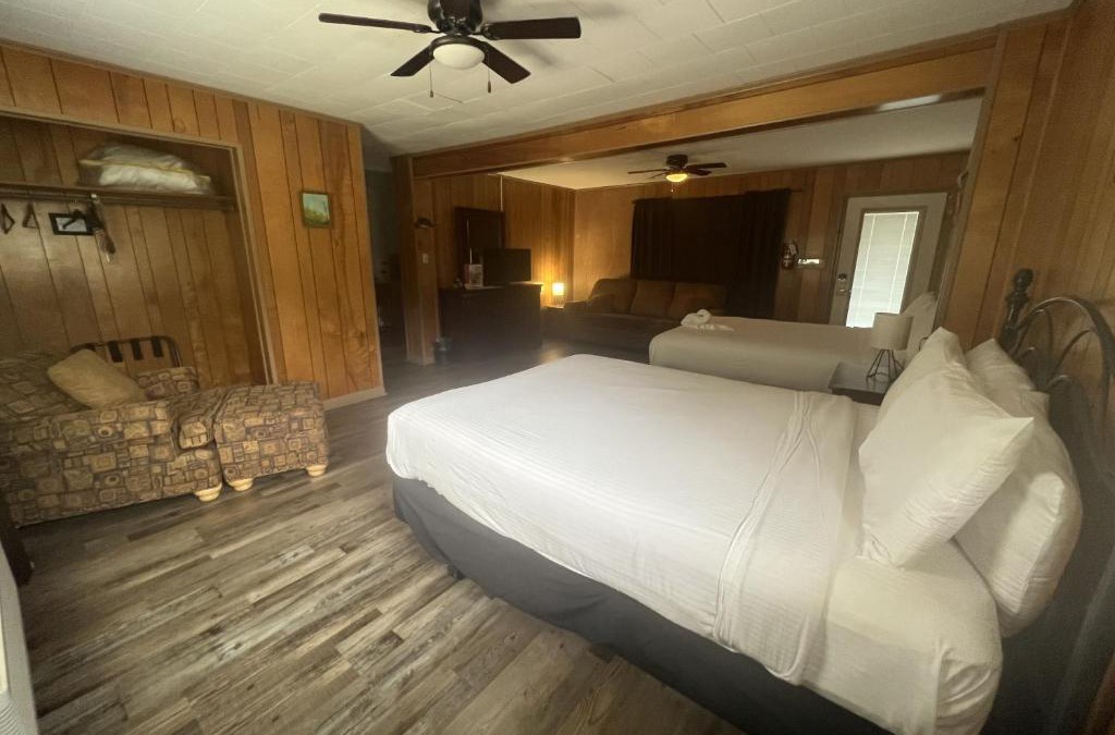 Mount Ida Hotel | Budget friendly queen studio with full kitchen, two queen beds and sleeper sofa Hotel Room