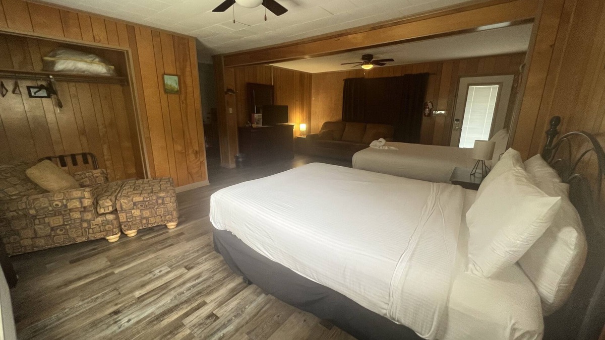 Mount Ida Apartment | Budget friendly queen studio with full kitchen, two queen beds and sleeper sofa by RedAwning