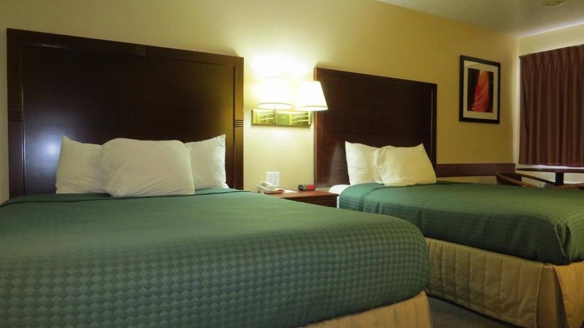St. George Hotel | Budget-Friendly Room in Prime Location | Complimentary Breakfast w/Pool Access
