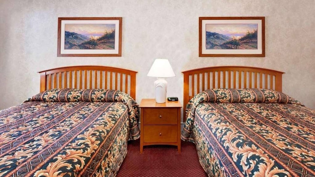 Traverse City House | Budget-Friendly Stay in Knights Inn Traverse City! 2 Convenient Units, Pool