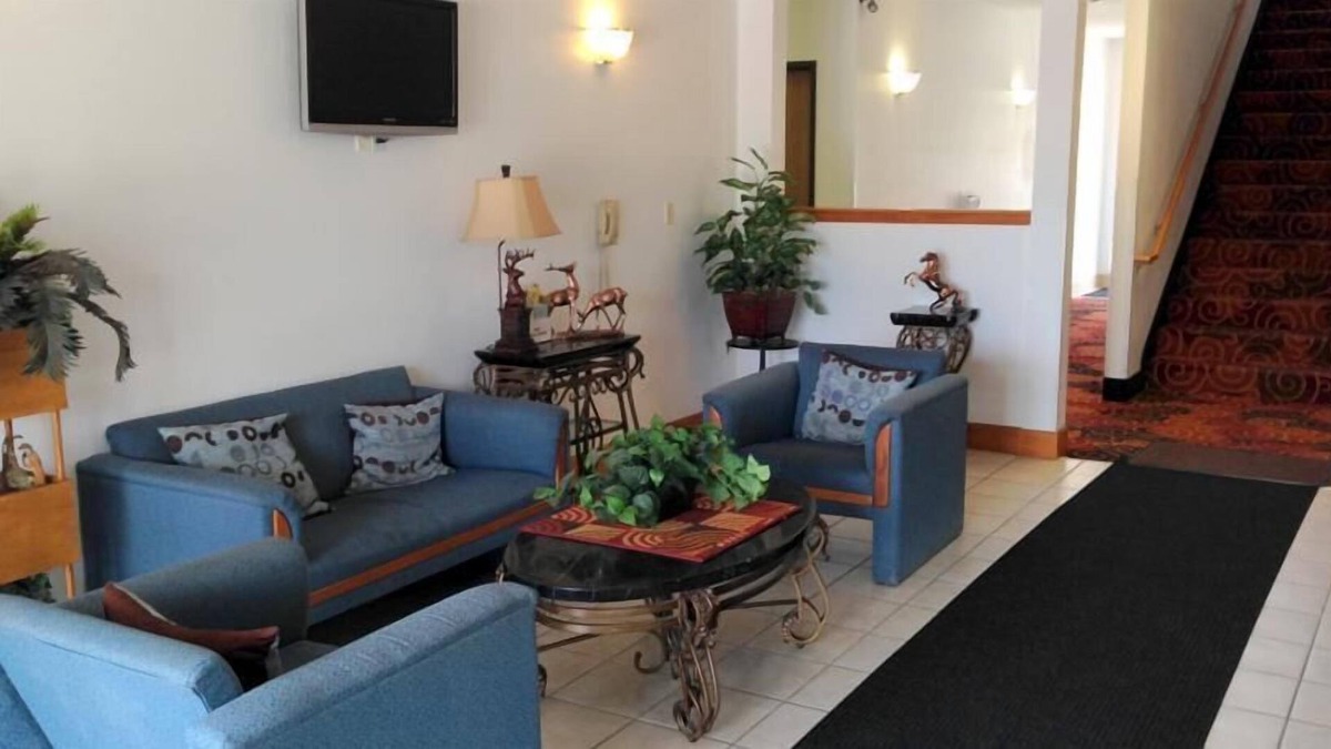 Hallock Hotel | Budget Host Caribou Inn