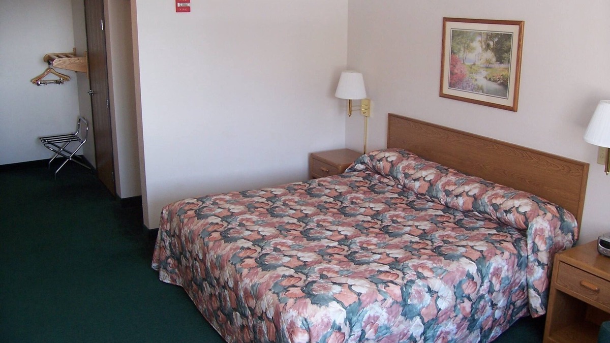 North Branch Hotel | Budget Host Inn & Suites