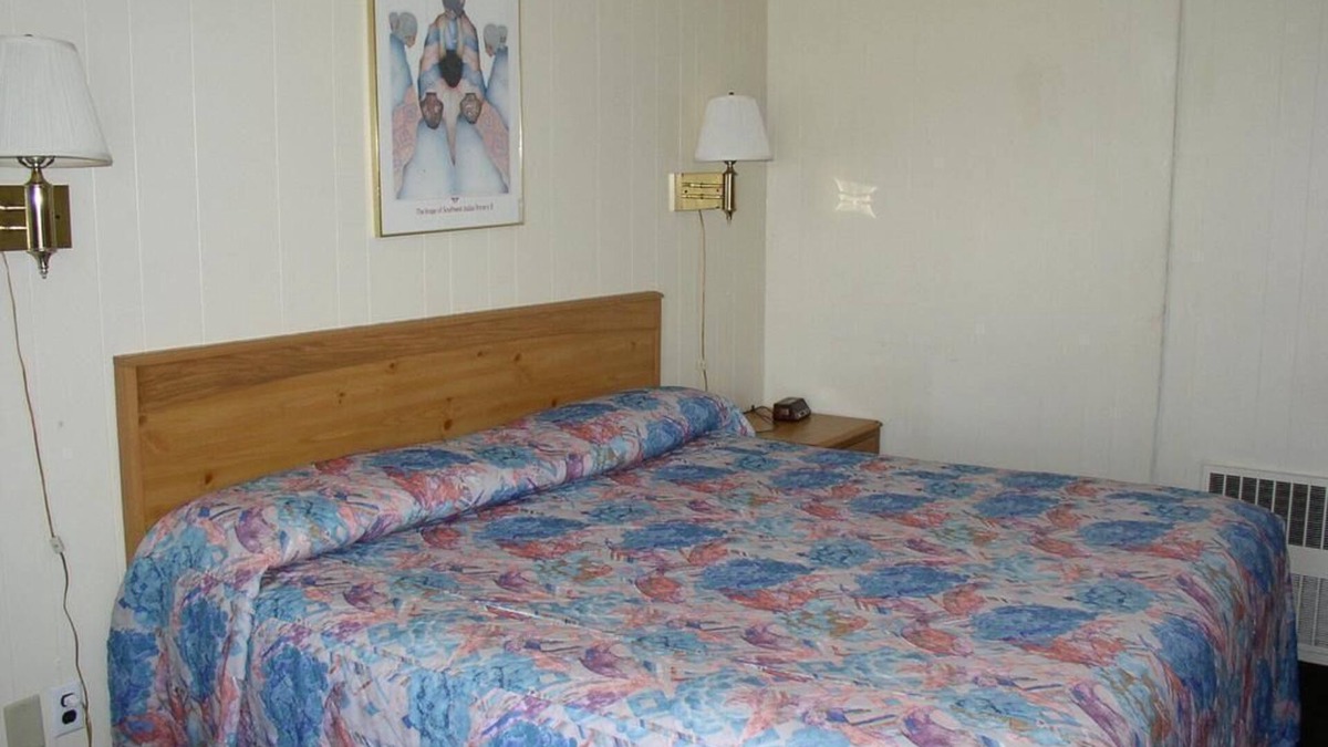 Fairmont Hotel | Budget Inn/1 Queen Bed Non-Smoking
