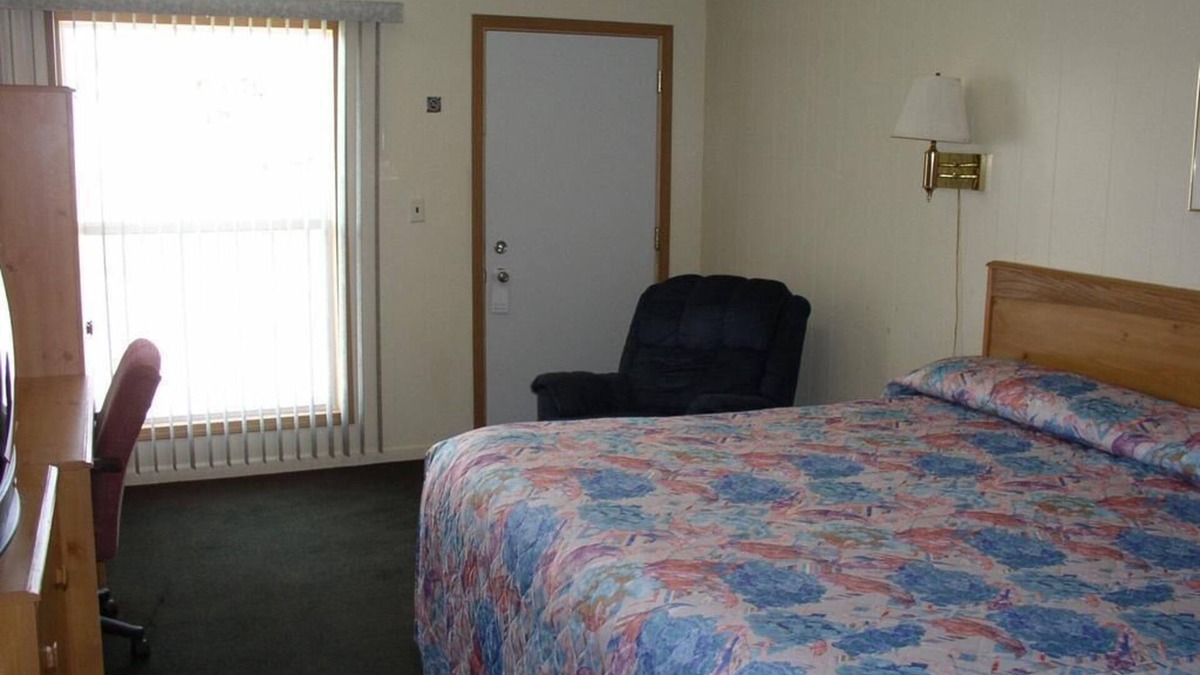 Fairmont Hotel | Budget Inn/ 1 Queen Bed Non Smoking