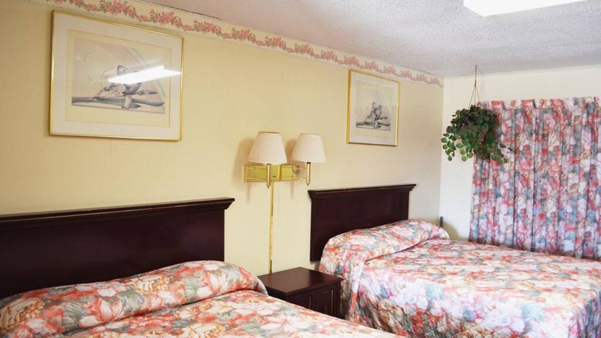 Fairmont Hotel | Budget Inn/2 double beds non smoking
