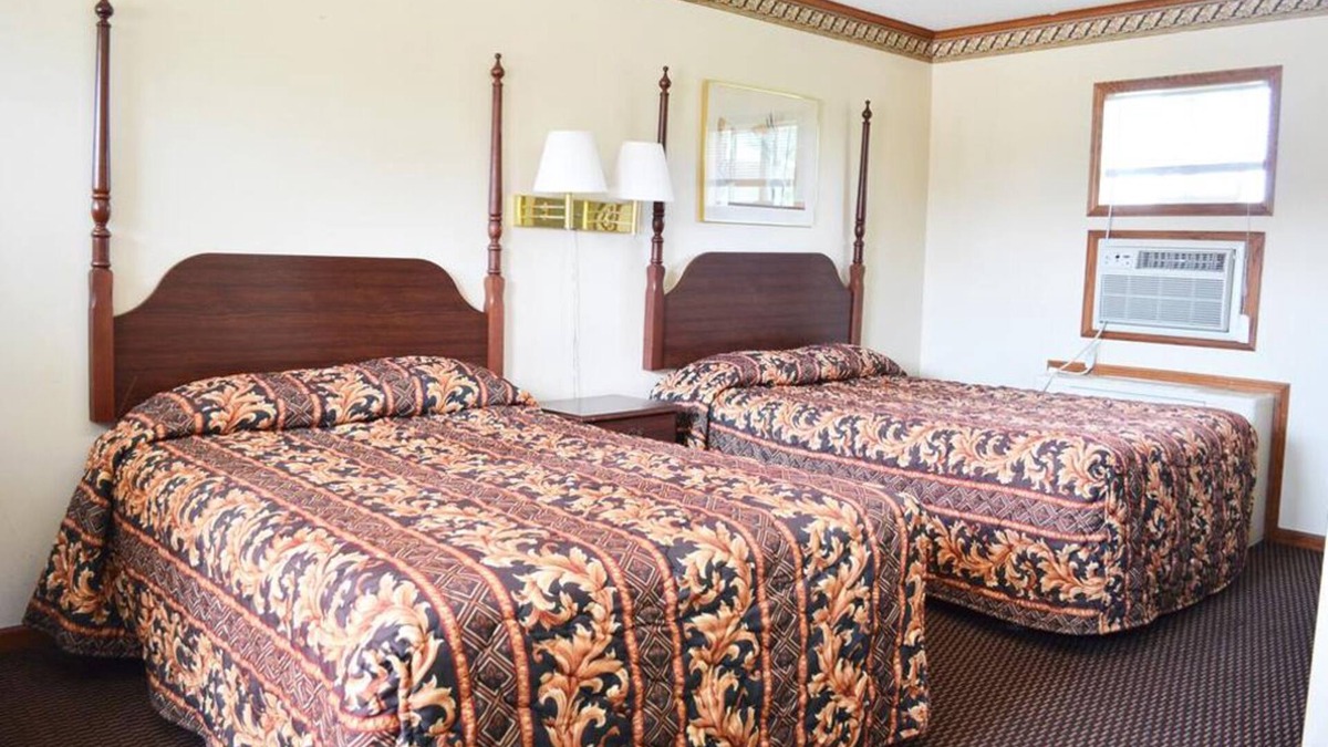 Fairmont Hotel | Budget Inn/2 Queen Bed Non-Smoking