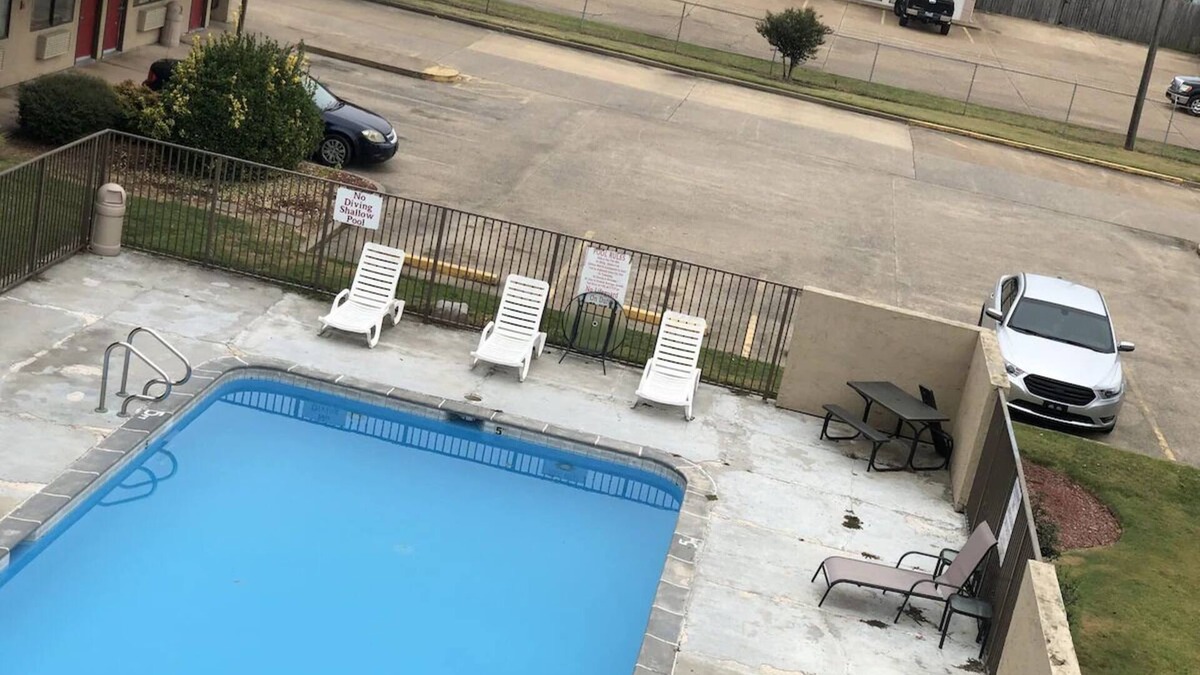 West Memphis Hotel | Budget-Kind Room with the Basics for a Worry-Free Stay | Free Breakfast