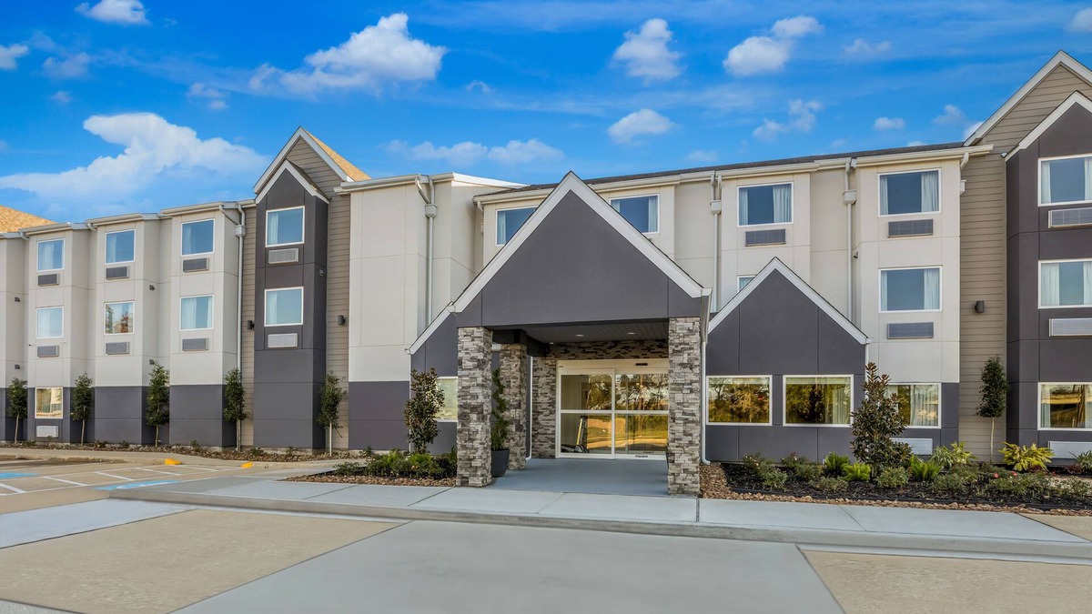 Sulphur House | Budget Lodging in Sulphur: Parking Available Onsite, Pets Stays FREE!