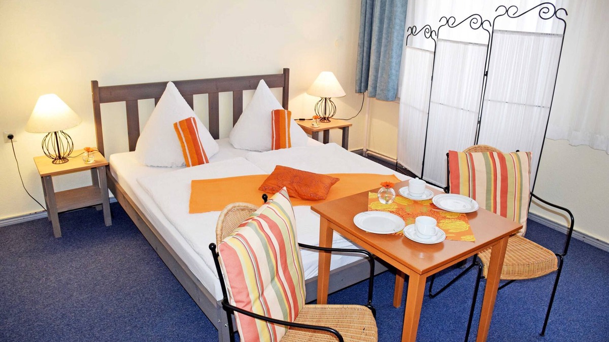 Sellin Cottage | Budget room with shower/WC on corridor 26 - Wilhelms Hostel in Ostseebad Sellin