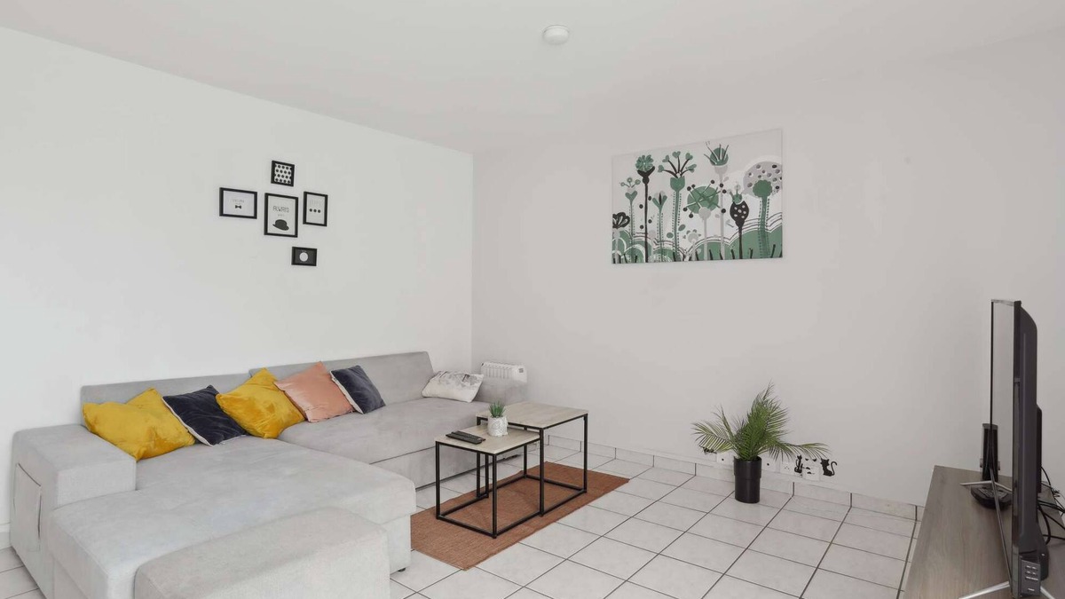 Mantes-la-Jolie Apartment | Budget spacious apart with terrace