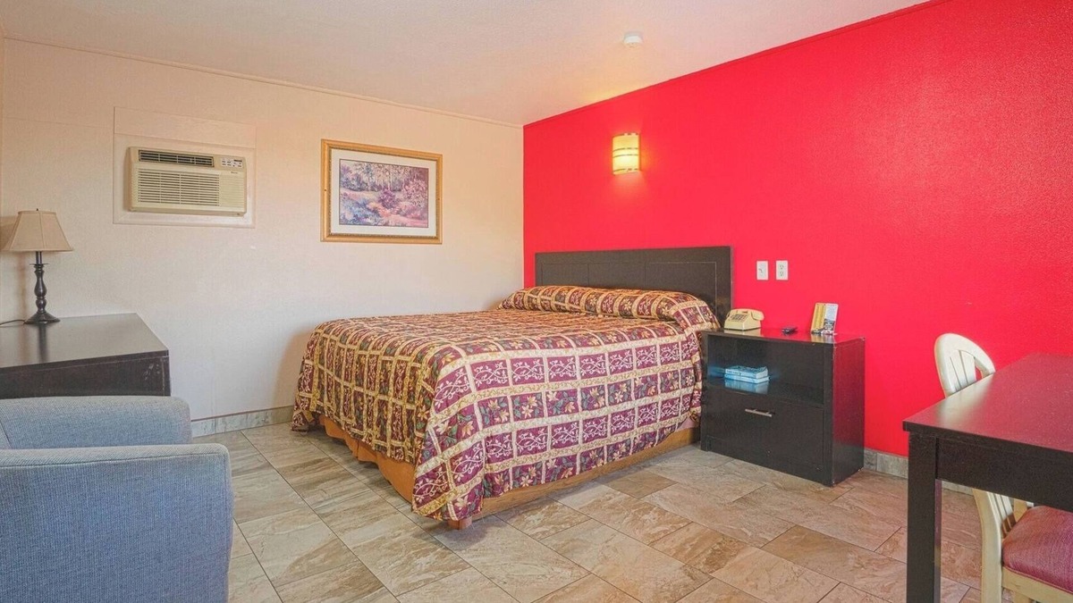 Weslaco Hotel | Budget Stay w/Free Parking Near Weslaco’s Top Attractions