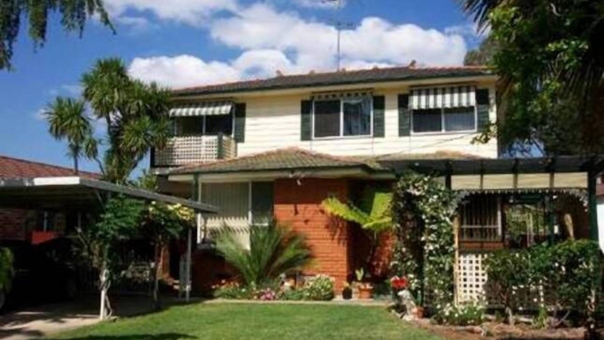 Ingleburn House | Budget Sydney Holiday House with WIFI & Netflix