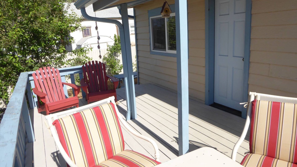 Flagstaff Cottage | Budget Vintage Garden Cottage, Walk to town, Privacy, Deck, Wifi, Sleeps 2 max