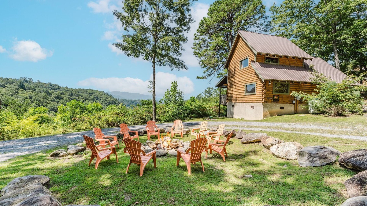 Townsend Cabin | Budro's Bungalow (2-Bedroom Cabin) with Mountain view - Pets Allowed by RedAwning