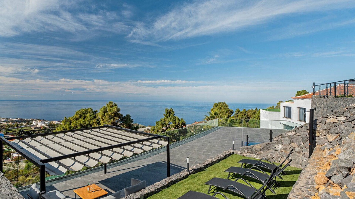 Buen Paso Ski Chalet | 'Buena - Vista' with sea views, private pool and Wi-Fi