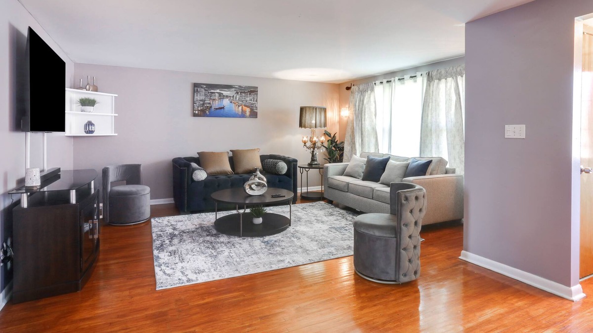 Cheektowaga House | BUF Airport Ranch 3BR1.5B Cheektowaga NY/Sleeps 8