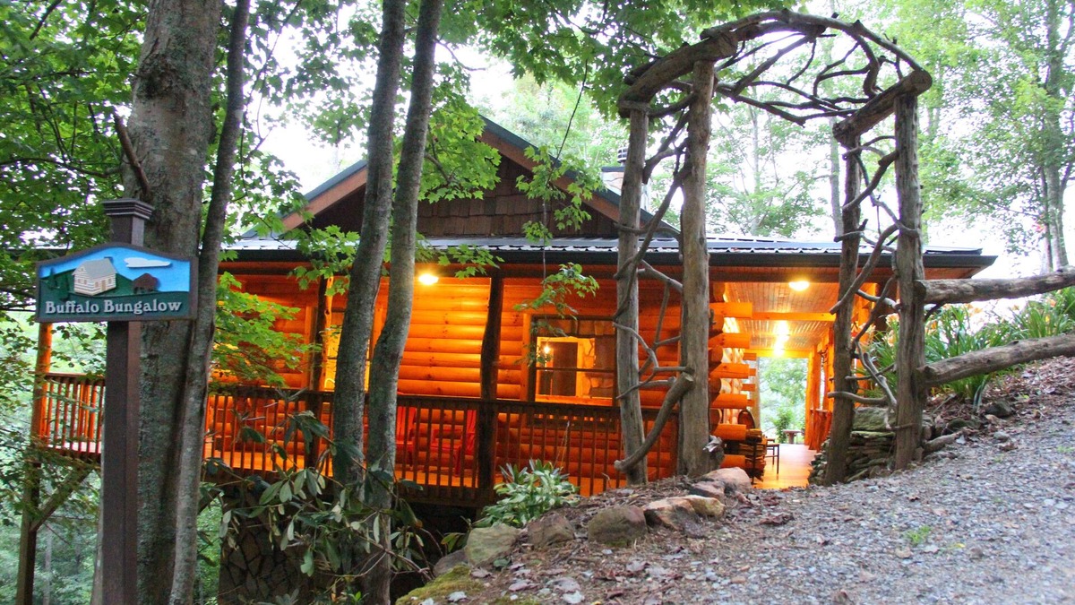 Clyde Cabin | 🦬 Buffalo Bungalow.Couples Only: sauna, massage table & much more!