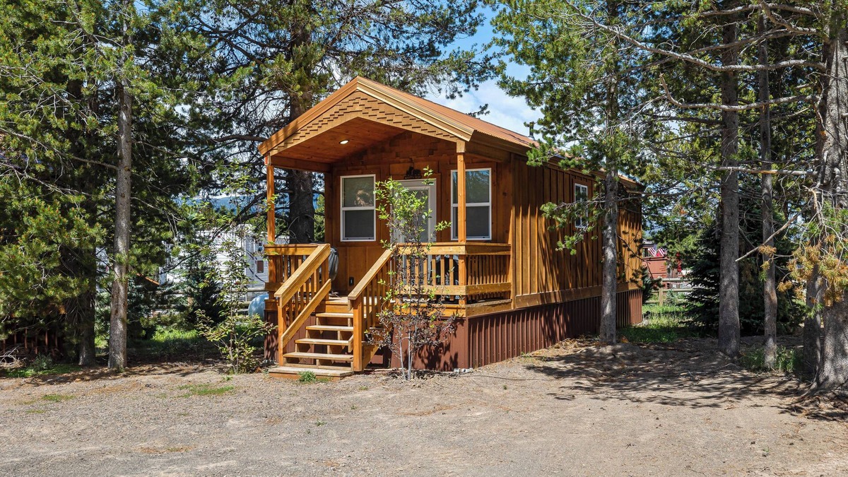 Island Park House | Buffalo Bungalow Tiny Cabin ~ Close to Yellowstone ~ Covered deck ~ Sleeps 2