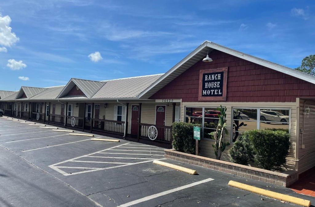 Bonita Springs Hotel | Buffalo Chip's Ranch House Motel