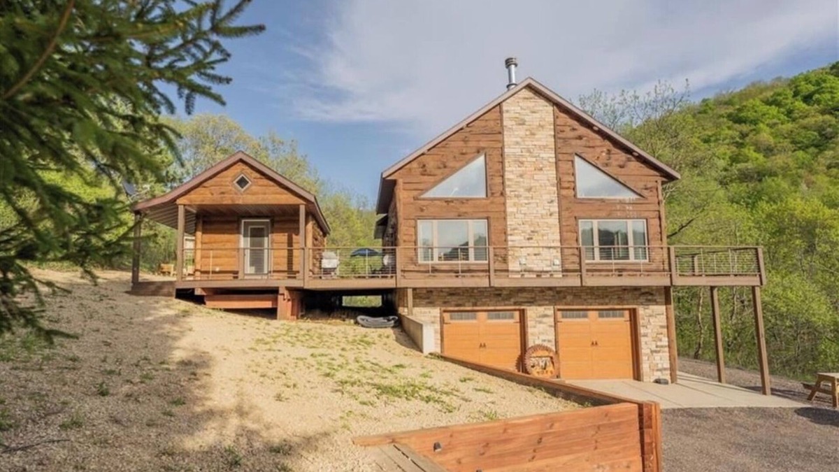 Alma Cabin | Buffalo County Log Cabin w Guesthouse and pool