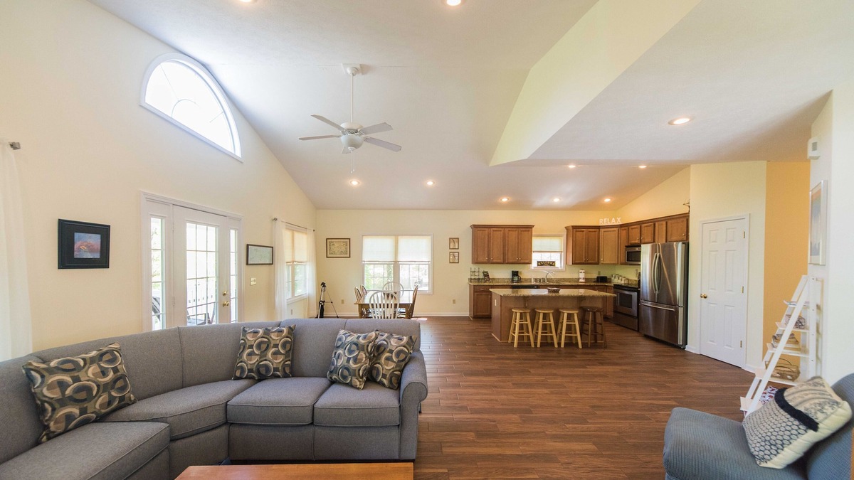Grand Rivers Cottage | Built in 2007 - 4 BR/3 BA Lakeview in Grand Rivers - The Only City on Both Lakes