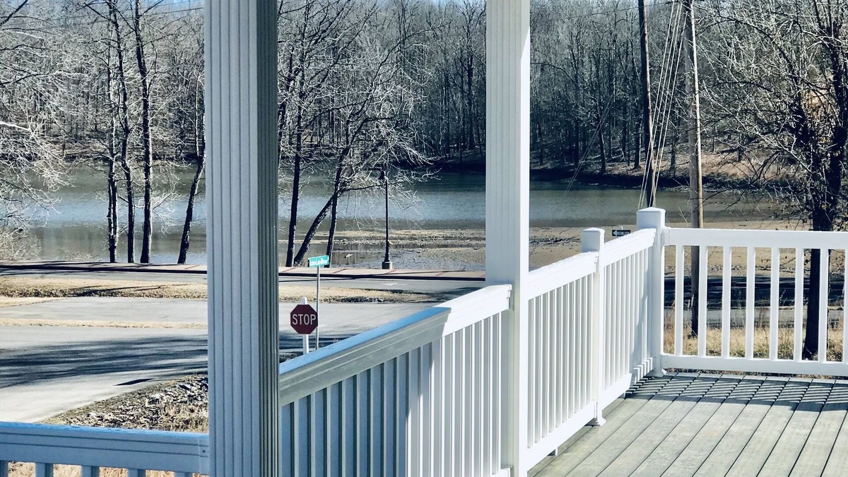 Grand Rivers House | Built in 2021 - 5 BR/4 BA Lakefront in Grand Rivers -The Only City on Both Lakes