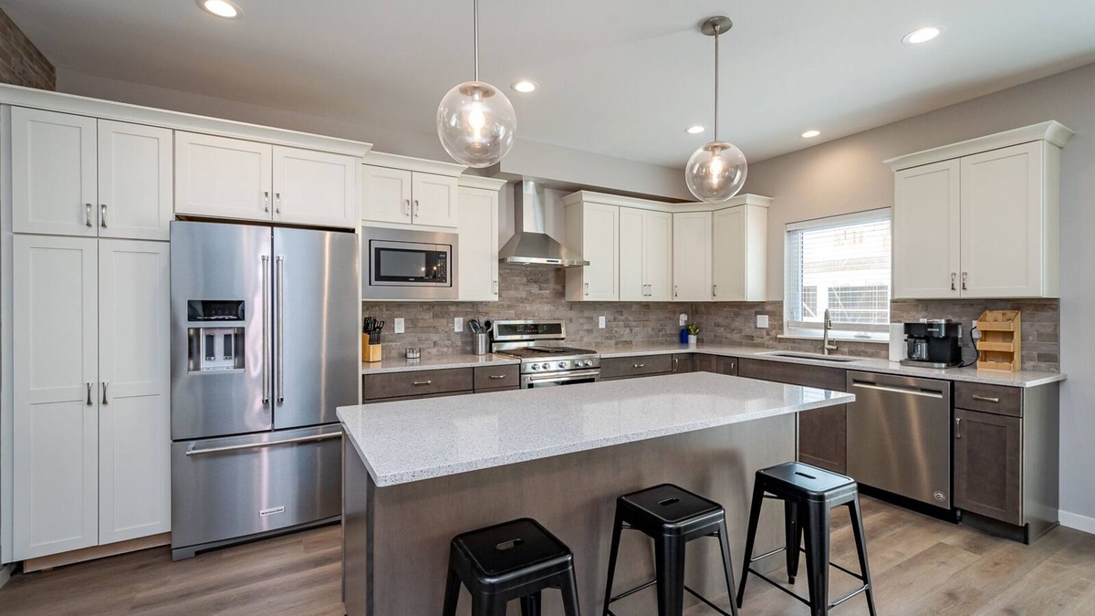 Weber House | Built in 2021- close to UIHC and Shopping