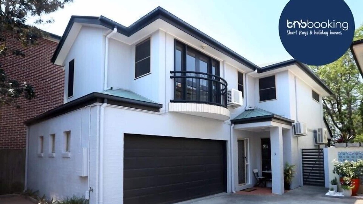 Balmoral House | Bulimba Central 2BR -Sleeps 6, Courtyard