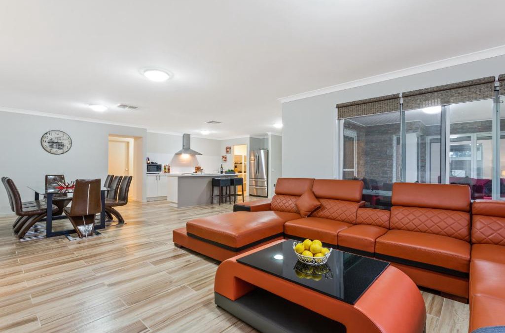 Bulla House | Bulla Hill Villas - Spacious Group Accommodation, 5 Min to Airport