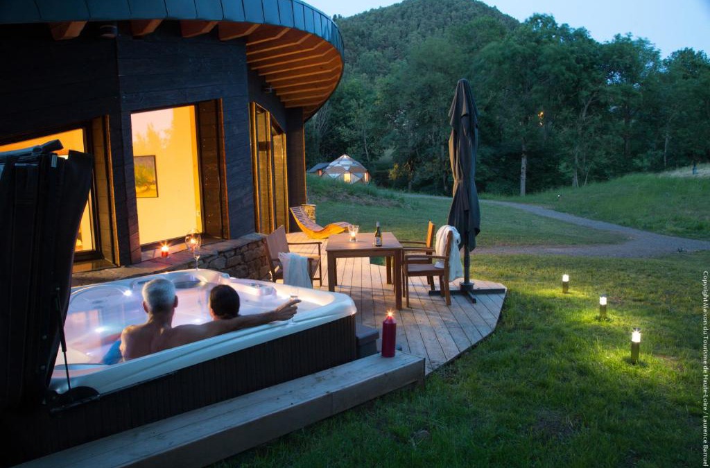 Queyrieres Cabin | Bulle de Bois, écolodge insolite avec spa privatif au milieu des volcans - Bulles d'Herbe
