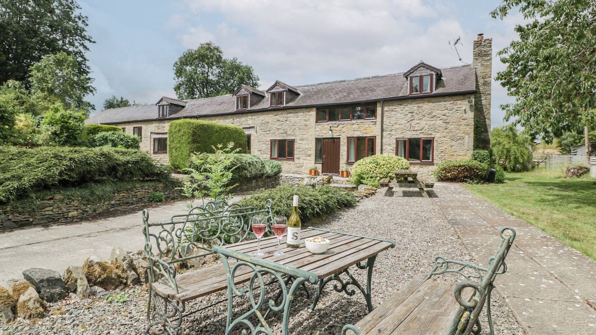 Mortimers Cross Cottage | BULLFINCH COTTAGE, pet friendly, with open fire in Kingsland