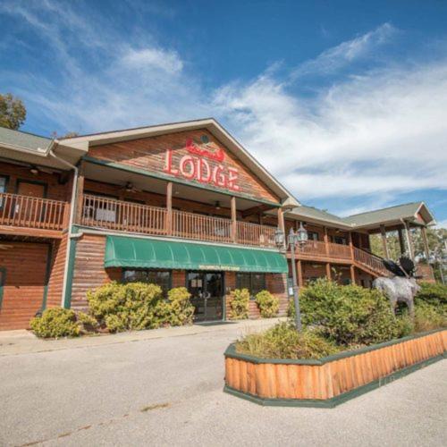 Rombauer Hotel | Bullwinkles Rustic Lodge