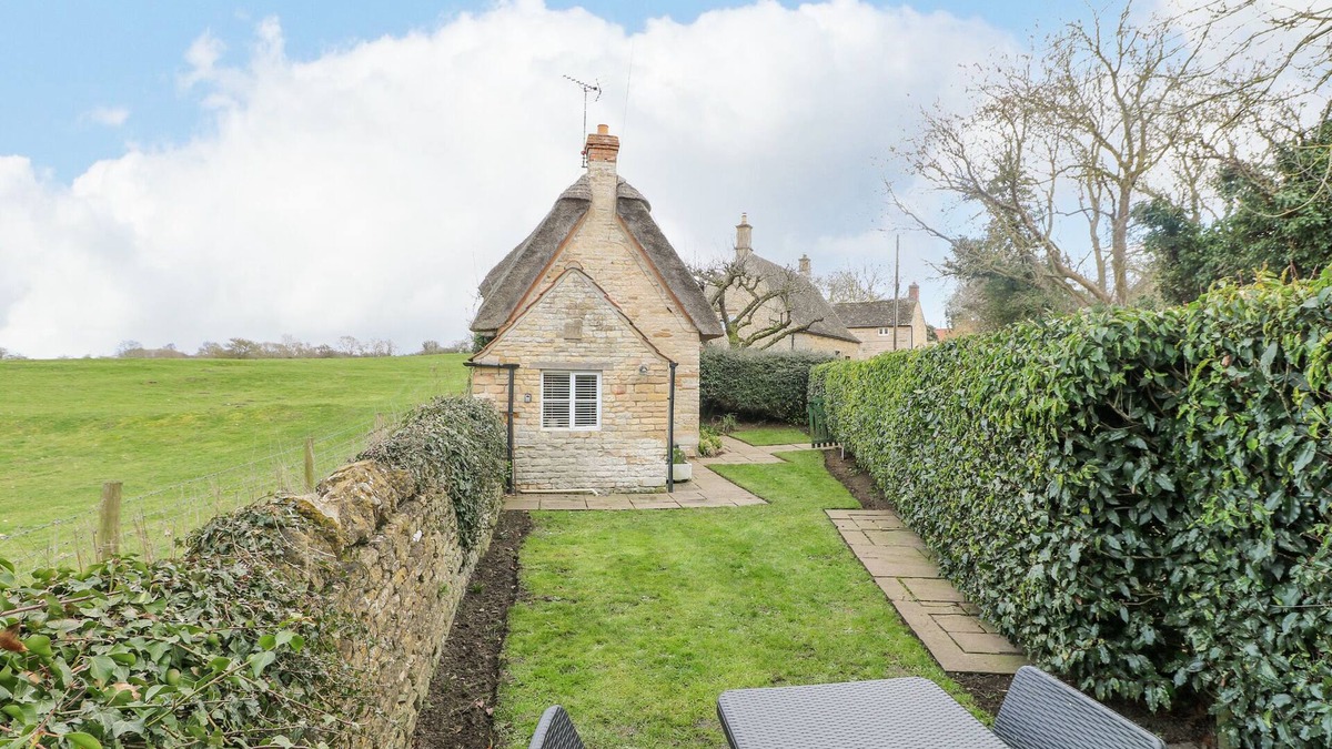 Barrowden Cottage | Bumble Bee