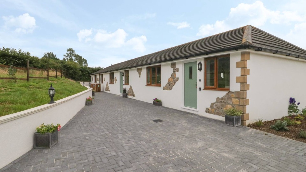 Axminster Cottage | BUMBLE BEE RETREAT, pet friendly, with a garden in Tytherleigh