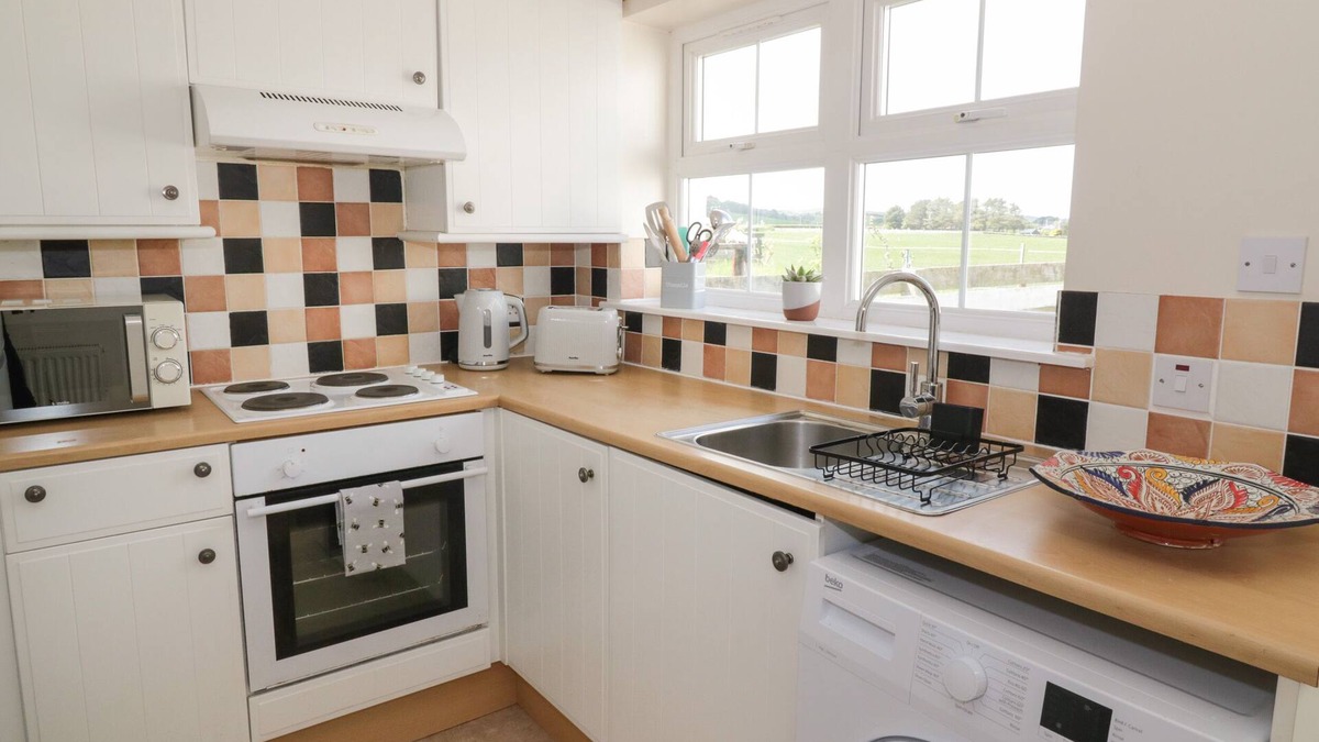 Stoneykirk Cottage | BUMBLEBEE COTTAGE, family friendly, with a garden in Sandhead