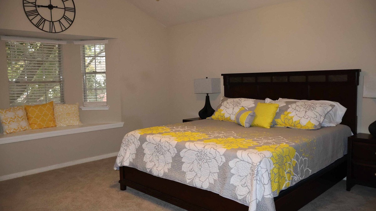 Atascocita House | Bumblebee Décor, 4 King Beds, near Bush/IAH Airport
