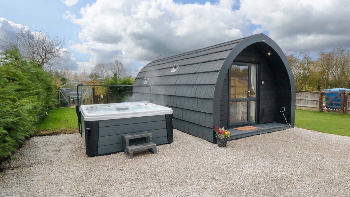 Malton Cottage | BUMBLEBEE GLAMPING POD, pet friendly, with hot tub in Thornton Dale