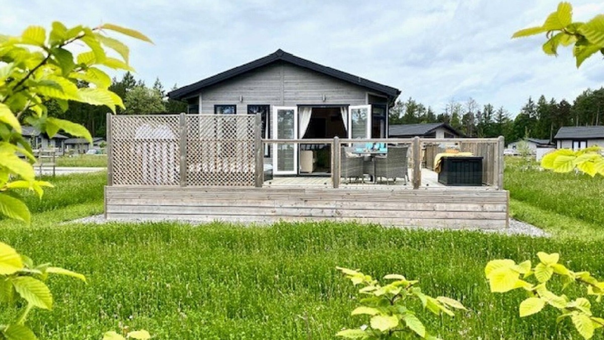Ryther Apartment | Bumblebee Lodge - Lodge with Hot Tub