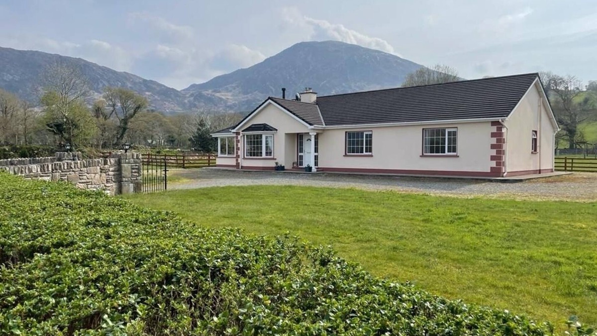 Ardnatrush House | Bun na Sleibhte (bottom of the mountains) majestic, idyllic mountain views