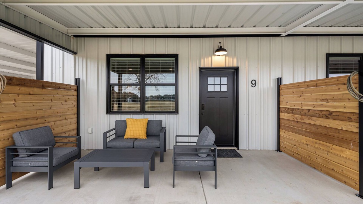 Dennis House | Bungalow 9 @ Barndo Bungalows