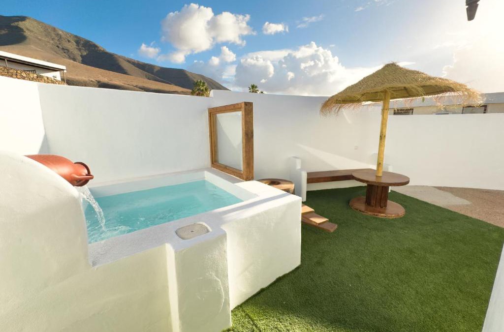 Urbanizacion Famara House | Bungalow Ahul Famara con pequeña piscina