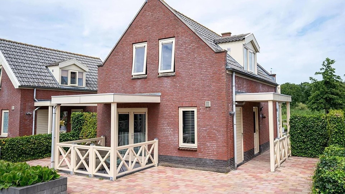 Municipality of Nissewaard House | Bungalow by Water near Rotterdam