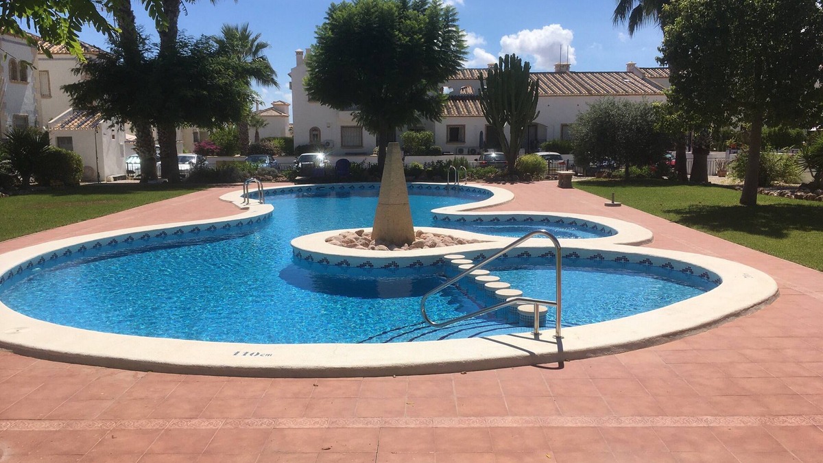 Guardamar del Segura House | Bungalow Close to Beach, Bars/Restaurants.-Communal Pool &Garden.WiFi;AirCon;